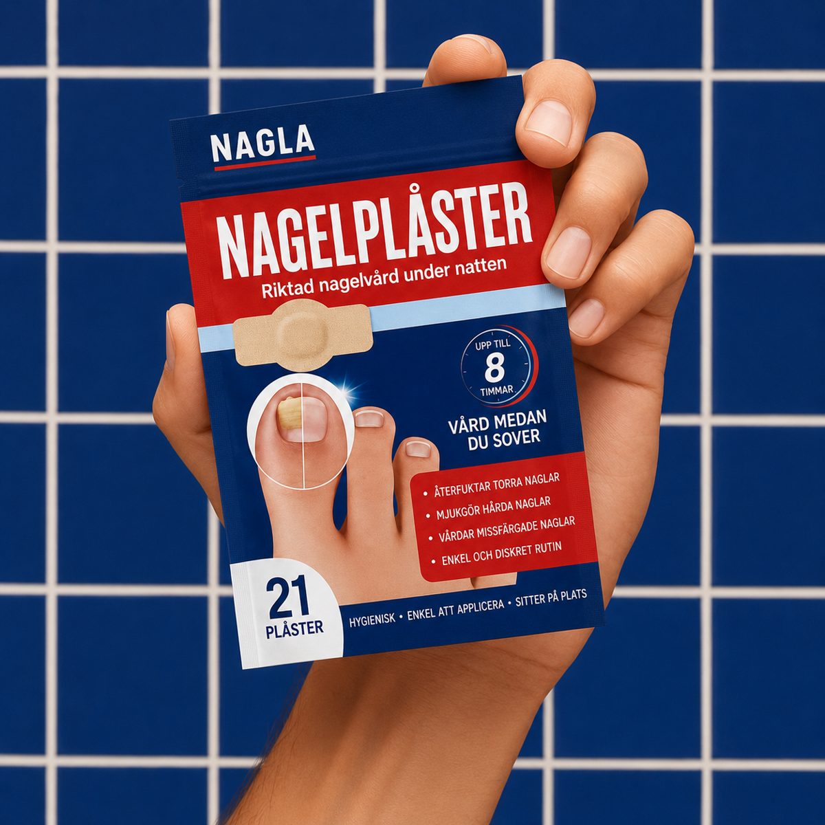 NAGLA Nagelplåster förpackning i hand mot blå kakelvägg